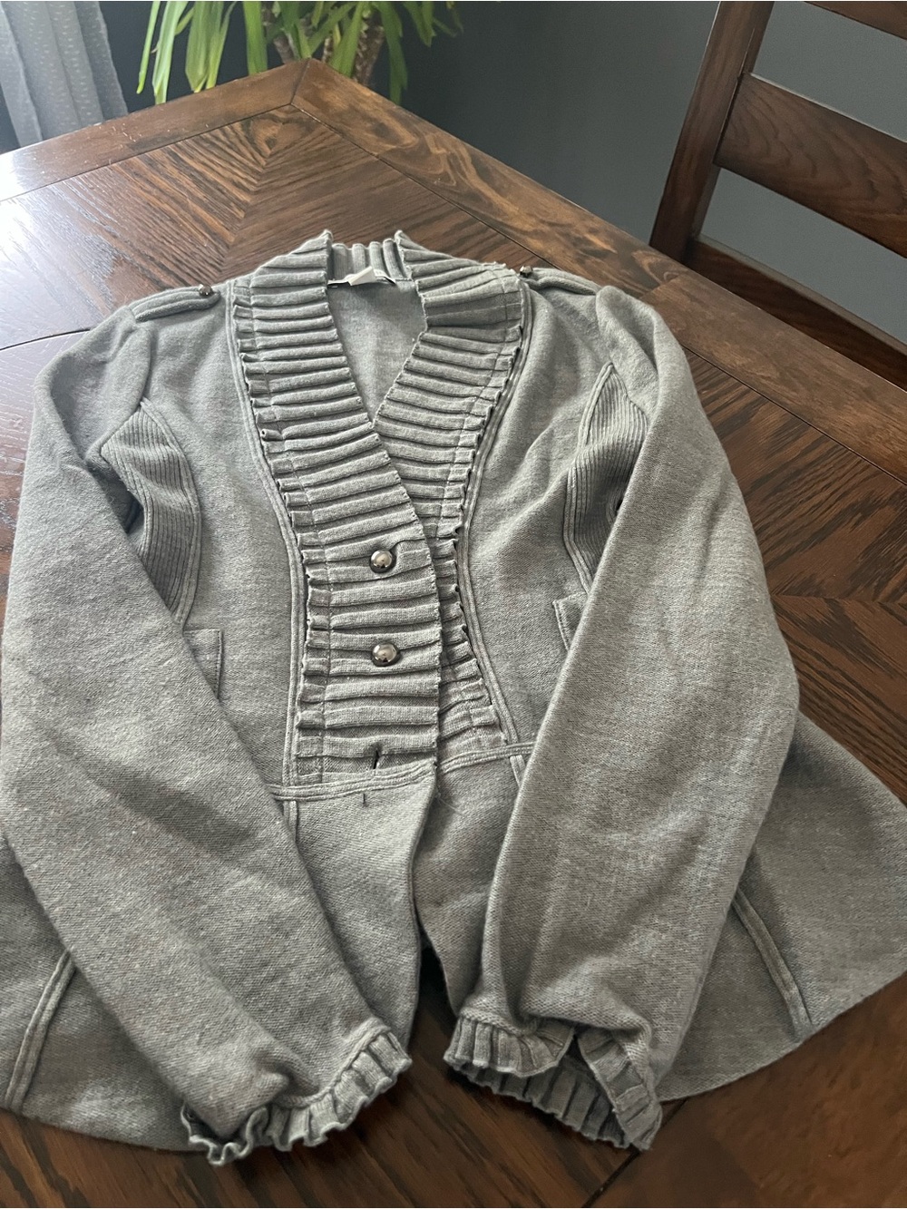White House Black Market Women’s L Gray Ruffle Button V-Neck Knit Cardigan # 601